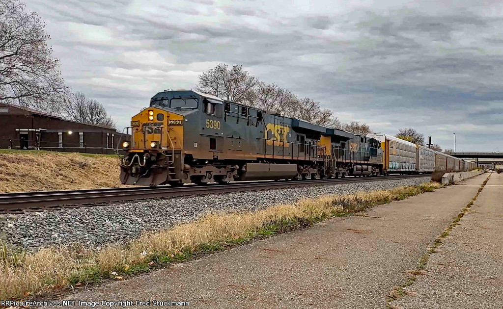 CSX 5390 leads the M276.